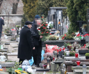 Prezes zawiózł choinkę na grób mamy