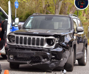 Jeep gruchnął w motocykl! Kierujący wymusił pierwszeństwo. Ranne dwie osoby