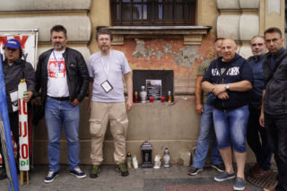 Przemyśl: Tu zabił się Aleksander B. Ojcowie protestowali przeciw alienacji rodziców [ZDJĘCIA]