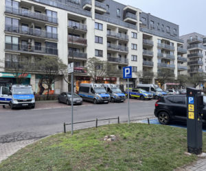 Ulice obstawione radiowozami, policjanci na ulicach. Co się dzieje w Warszawie?