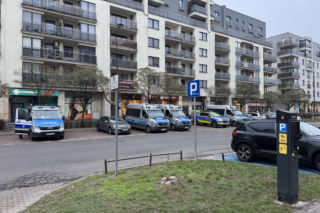 Ulice obstawione radiowozami, policjanci na ulicach. Co się dzieje w Warszawie?