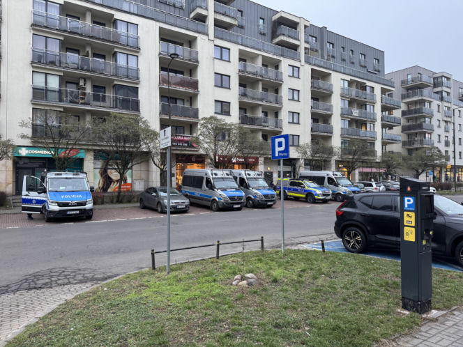 Ulice obstawione radiowozami, policjanci na ulicach. Co się dzieje w Warszawie?