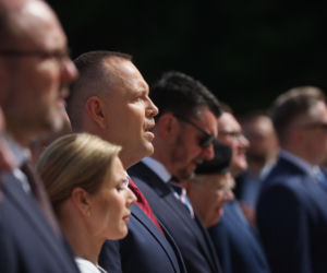 Prezydent RP Karol Nawrocki i pierwsza dama Marta Nawrocka podczas polowej mszy świętej na Polskim Cmentarzu Wojennym pod Monte Cassino
