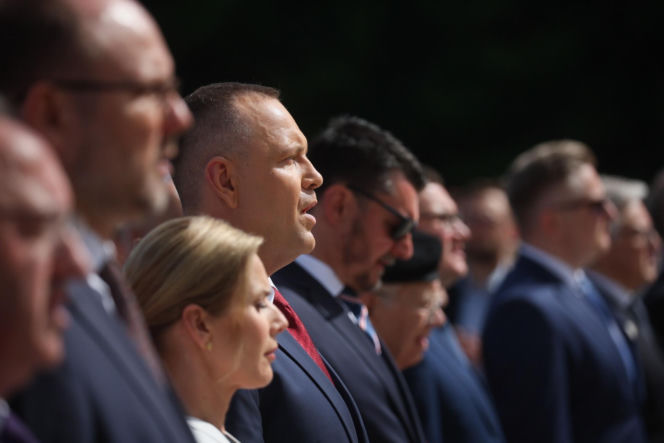 Prezydent RP Karol Nawrocki i pierwsza dama Marta Nawrocka podczas polowej mszy świętej na Polskim Cmentarzu Wojennym pod Monte Cassino