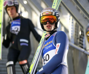 Kacper Tomasiak zaliczył dramatycznie wyglądający upadek w Vikersund