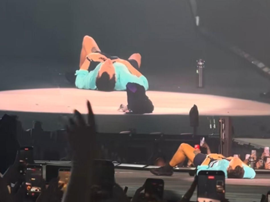 Harry Styles upadł na scenę