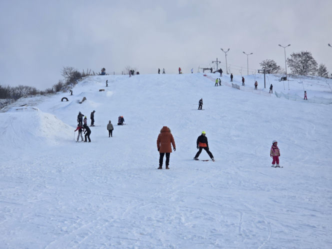 Tłumy narciarzy w bydgoskim Myślęcinku. Byliśmy na Stefanowym Stoku