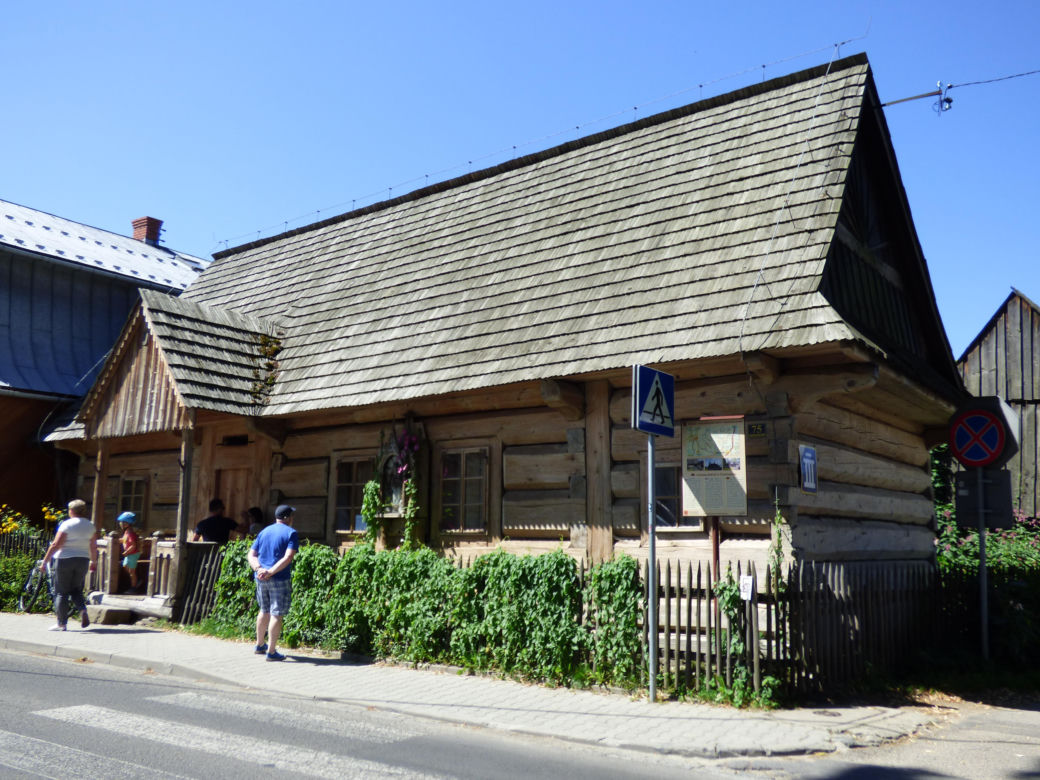 Ta małopolska wieś to żywy skansen. Kilkuset letnie chałupy wciąż zamieszkują mieszkańcy