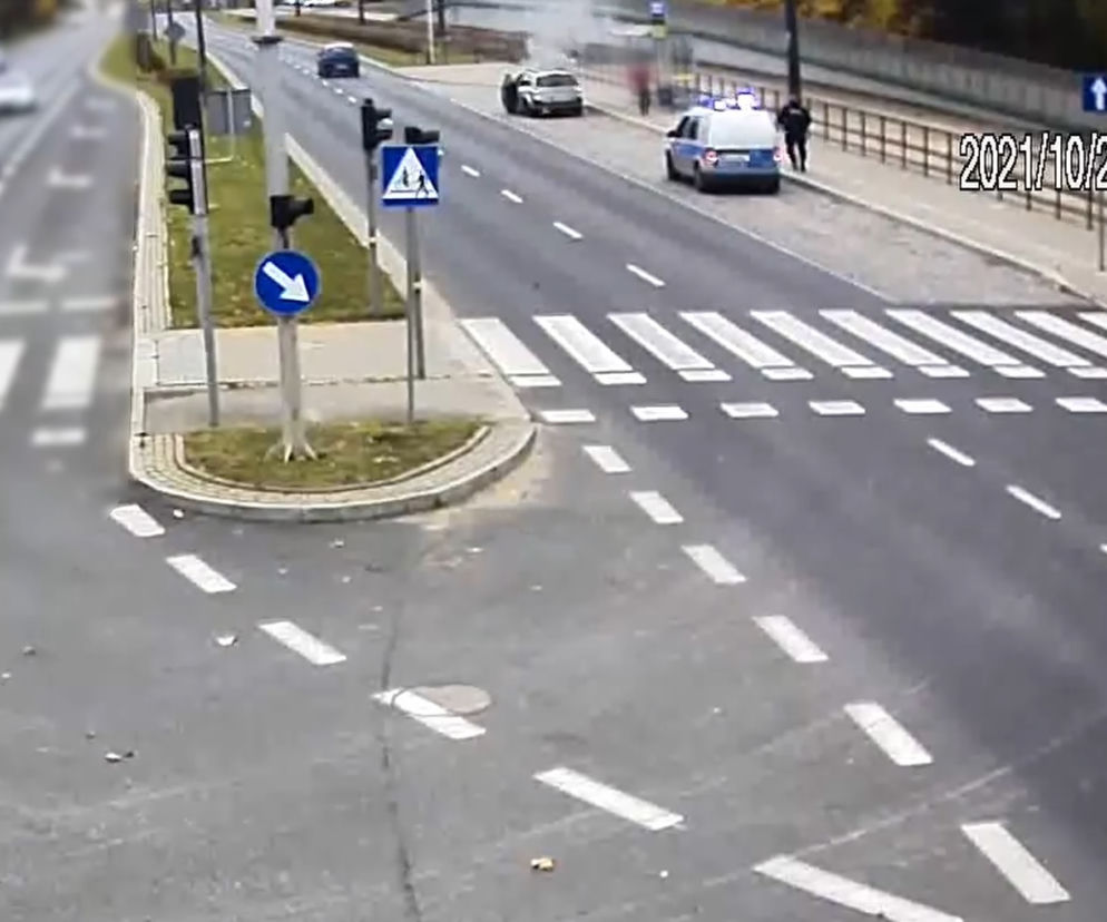 Auto zapaliło się w trakcie jazdy. Z pomocą ruszyli policjanci