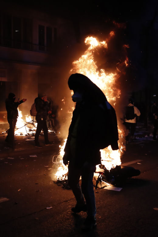 Francja płonie! Wielki atak na policję, dziesiątki rannych