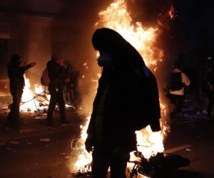 Francja płonie! Wielki atak na policję, dziesiątki rannych