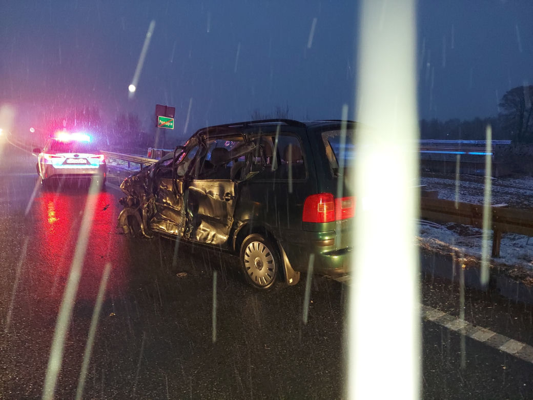 Wypadek na trasie S1 w Wojkowicach Kościelnych. Czołowe zderzenie ciężarówki z samochodem osobowym. Droga na lotnisko zablokowana [ZDJĘCIA]
