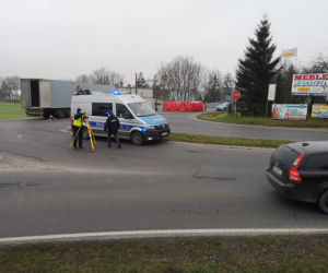 Śmiertelny wypadek na drodze krajowej. Poważne utrudnienia po zderzeniu osobówki z ciężarówką