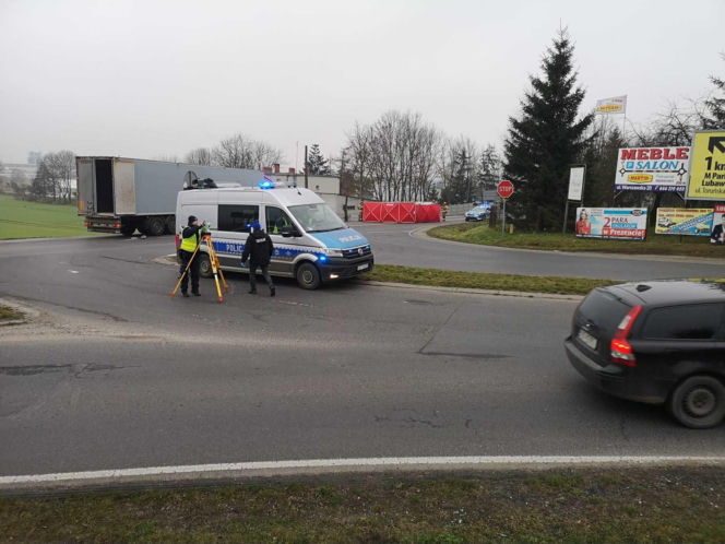 Śmiertelny wypadek na drodze krajowej. Poważne utrudnienia po zderzeniu osobówki z ciężarówką