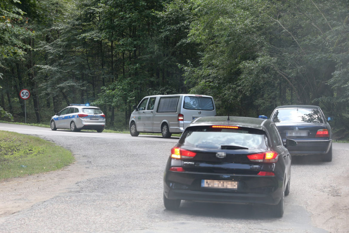 Policja eskortuje ciało Piotra Woźniaka - Staraka