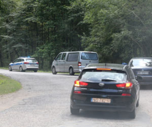 Policja eskortuje ciało Piotra Woźniaka - Staraka