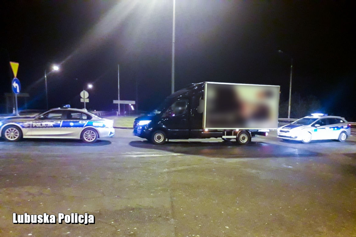Pierwsza partia szczepionki pod ESKORTĄ POLICJI