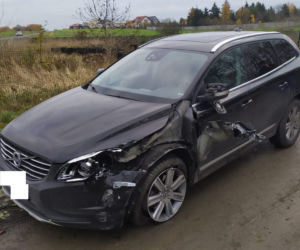 Stłuczka na obwodnicy Święciechowy. Przyczepa jednego auta uderzyła w drugie