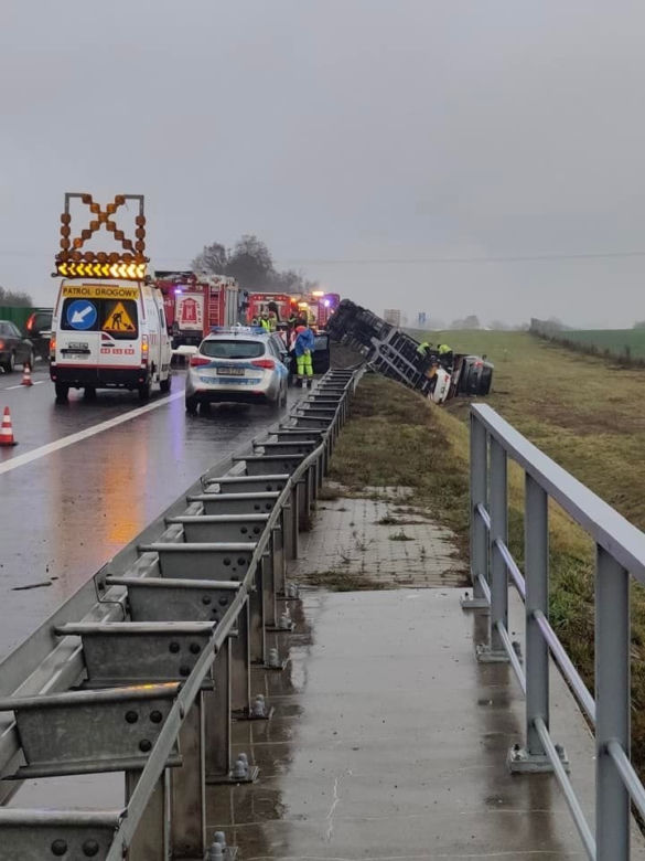 Wypadek na A4. Przewróciła się laweta z samochodami