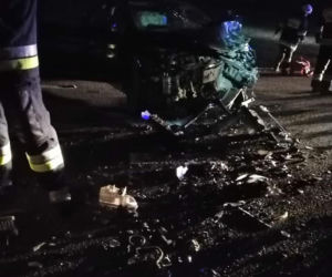Czołowe zderzenie pod Głowaczowem. Dwie osoby w szpitalu