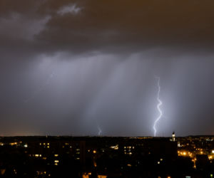Spektakularne wyładowania nad Krakowem. To nie jest fotomontaż!