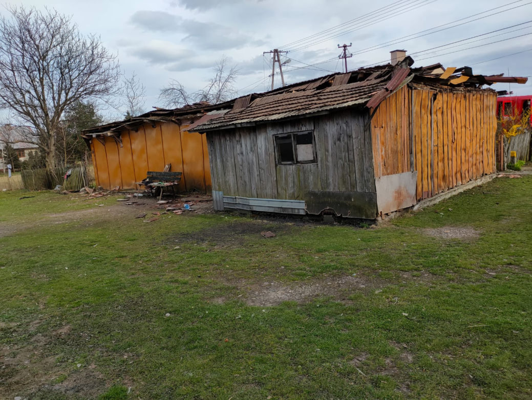 Katastrofa budowlana w Lusławicach. Starszy mężczyzna wyniesiony z domu przez policjanta i strażaka