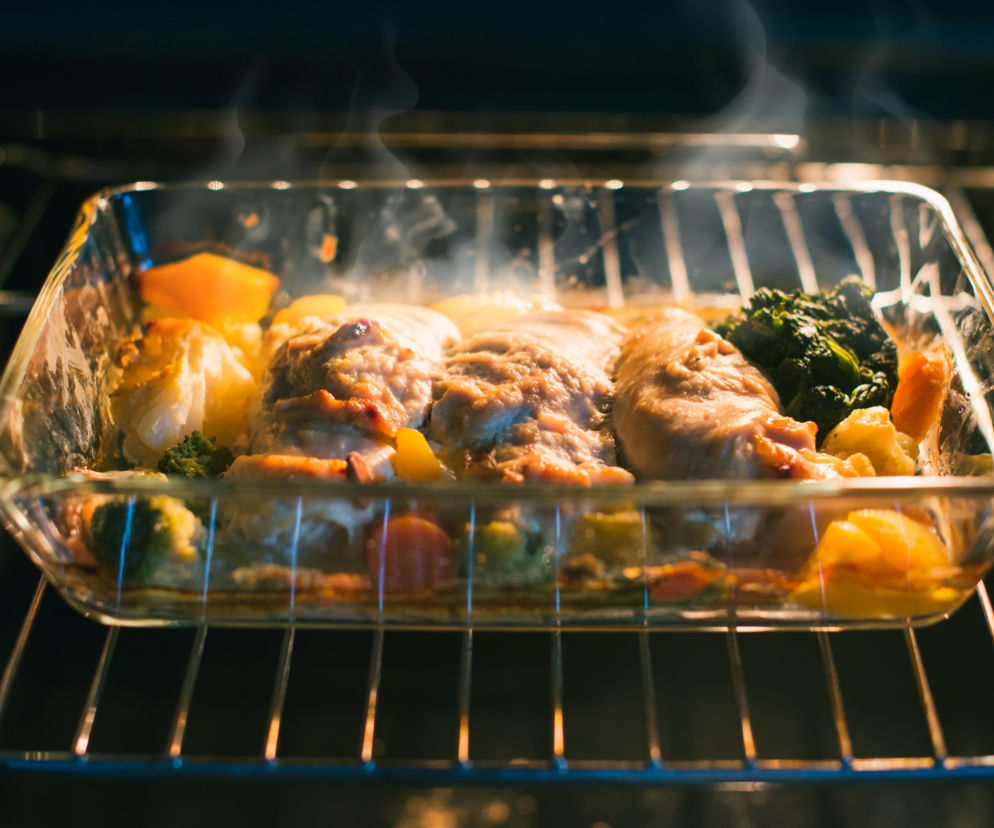 Kurczak pieczony z kapustą i miodowo-musztardowym sosem – tani obiad, który robi efekt „wow”