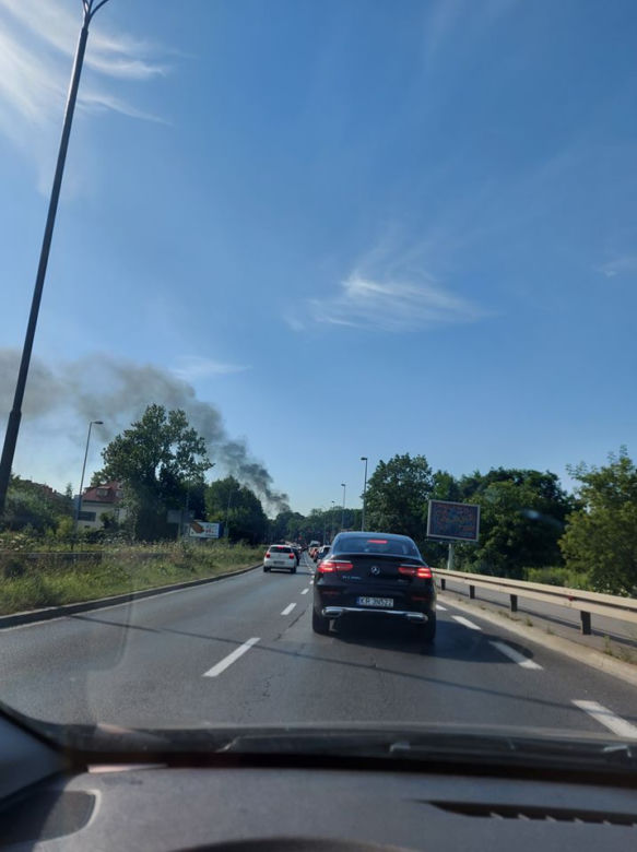 Kraków. Wielki pożar na ul. Wadowickiej! Płoną deski i styropian na dachu bloku