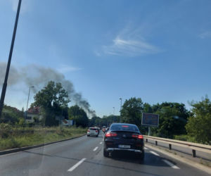 Kraków. Wielki pożar na ul. Wadowickiej! Płoną deski i styropian na dachu bloku