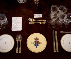 Wszyscy mówią o księżnej Kate. Na głowie ma tiarę Diany, w uszach kolczyki zmarłej królowej