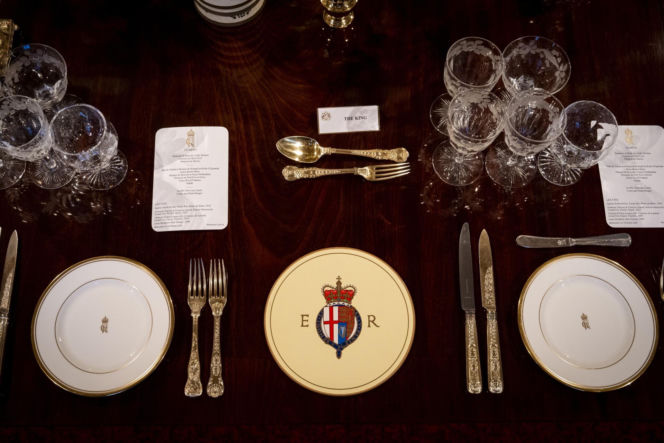 Wszyscy mówią o księżnej Kate. Na głowie ma tiarę Diany, w uszach kolczyki zmarłej królowej