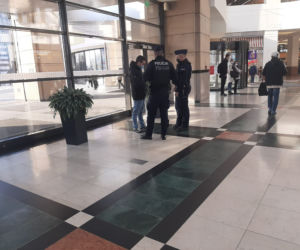 Policjanci szturmują galerie handlowe