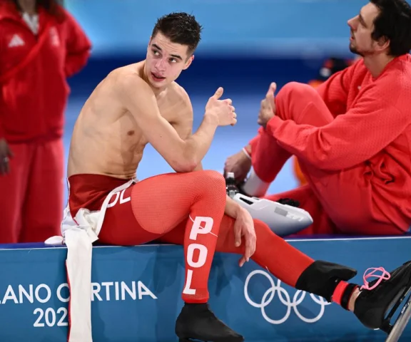 Rodzice i dziewczyna wspierają łyżwiarza