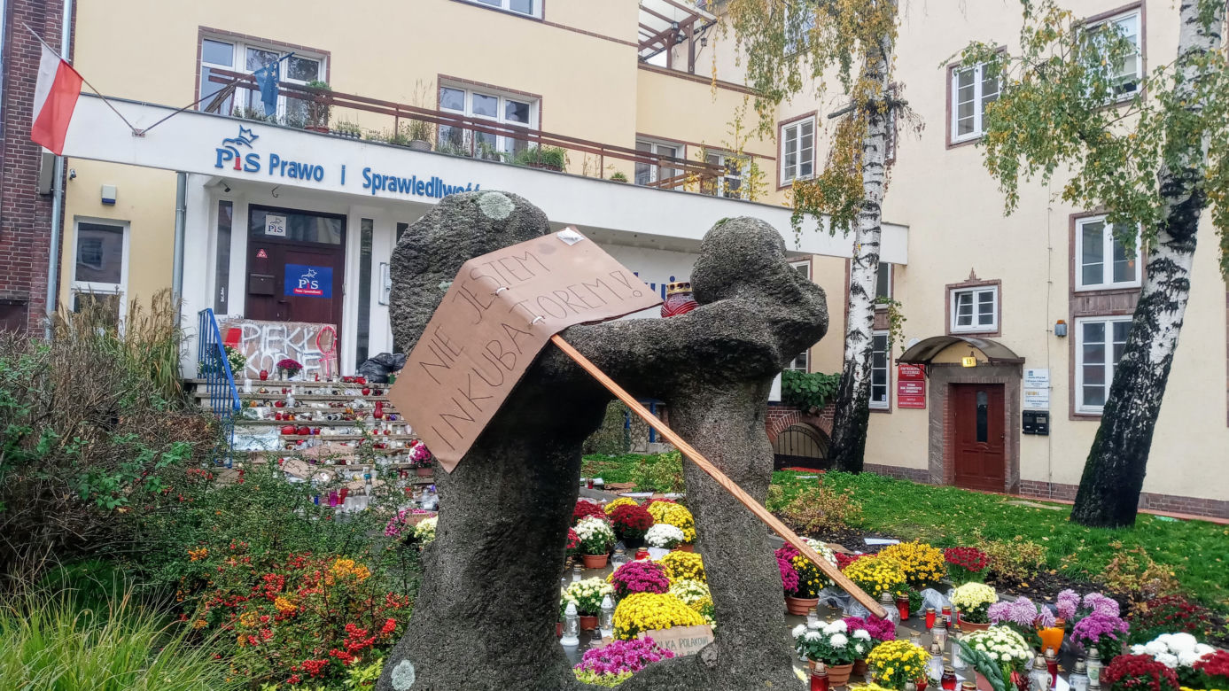 Chryzantemy i znicze pod siedzibą PiS w Szczecinie