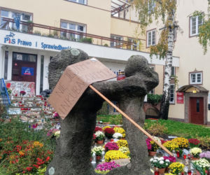 Chryzantemy i znicze pod siedzibą PiS w Szczecinie