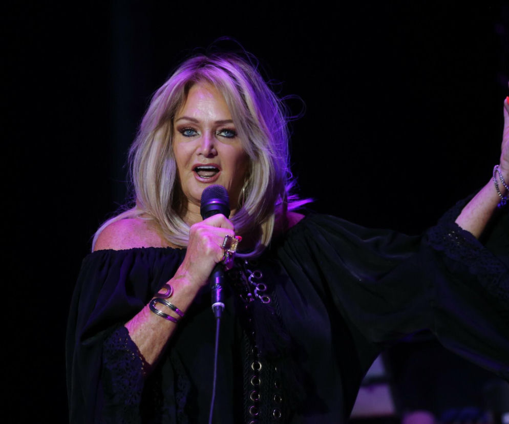 Bonnie Tyler śpiewa do mikrofonu podczas koncertu. O wierze i pożegnaniu artystki przeczytasz na SE.