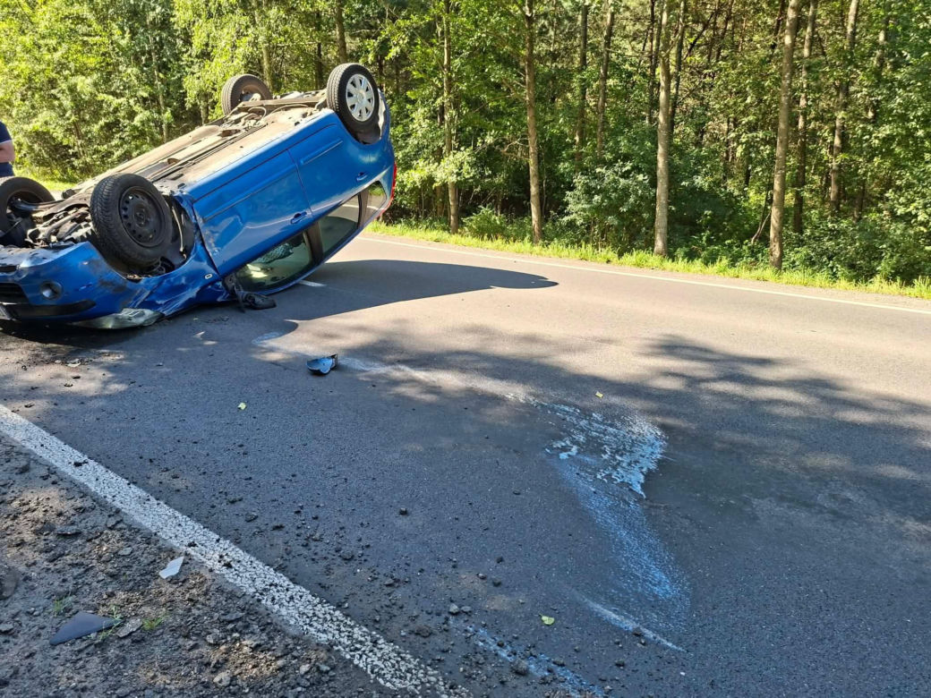 Niebezpieczny wypadek w Lesie Rzepińskim. Kierowca Nissana dachował
