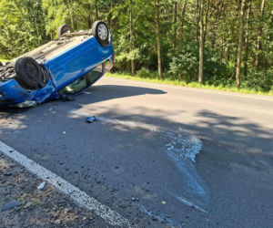 Niebezpieczny wypadek w Lesie Rzepińskim. Kierowca Nissana dachował