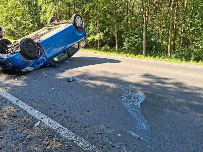 Niebezpieczny wypadek w Lesie Rzepińskim. Kierowca Nissana dachował