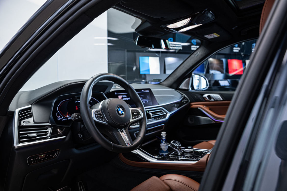 C-BooL jeździ BMW X7 M50d