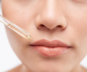 Masz ciągle suche usta? Ten zabieg to nawilżający kompres, który nie zmienia rysów twarzy