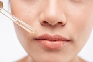 Masz ciągle suche usta? Ten zabieg to nawilżający kompres, który nie zmienia rysów twarzy