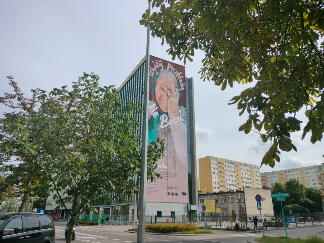 Legenda powróciła do Białegostoku. Słynny mural "Wyślij pocztówkę dla babci" oficjalnie odsłonięty