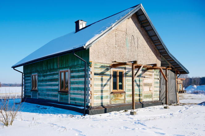 "Mama nie wróciła". Tragiczny wypadek przerwał marzenia. Ekipa "Nasz Nowy Dom" walczyła z czasem. ZDJĘCIA domu przed i po remoncie