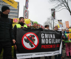 Protest ws. wariantów S7 przed siedzibą oddziału GDDKIA w Krakowie
