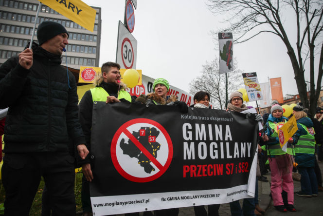 Protest ws. wariantów S7 przed siedzibą oddziału GDDKIA w Krakowie