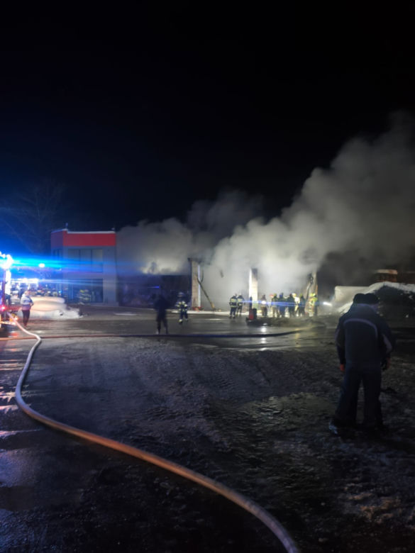 Nowa Biała. Gigantyczny pożar w składzie budowlanym. Prawie 100 strażaków walczyło z ogniem