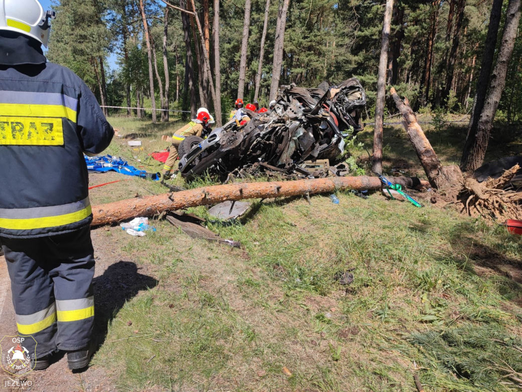 Podlaskie. Tragiczny wypadek na dk 64. Dachowała osobówka. Nie żyje jedna osoba