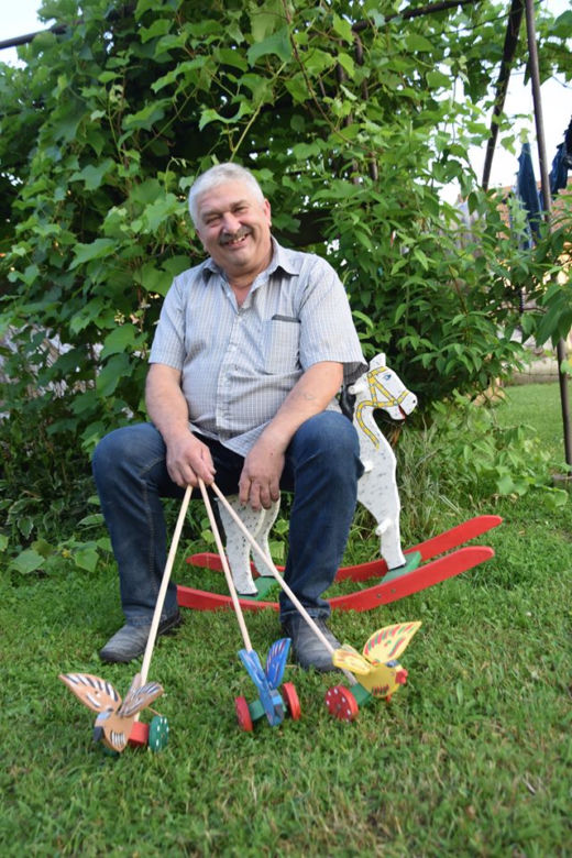 Ptaki Klepaki ciągle jeżdżą po podwórku Jana Dudziaka z Brzózy Stadnickiej 