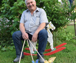 Ptaki Klepaki ciągle jeżdżą po podwórku Jana Dudziaka z Brzózy Stadnickiej 
